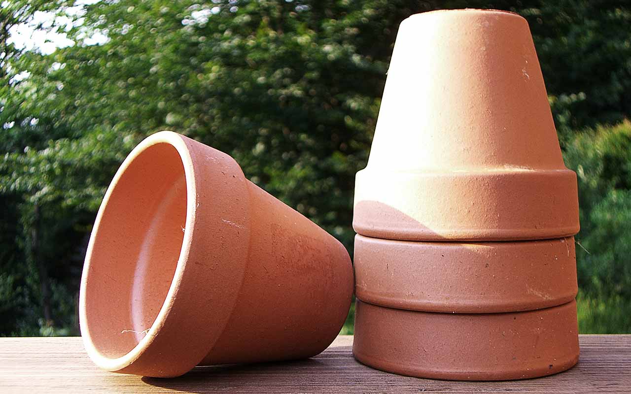 Wie reinigt man Tontöpfe?