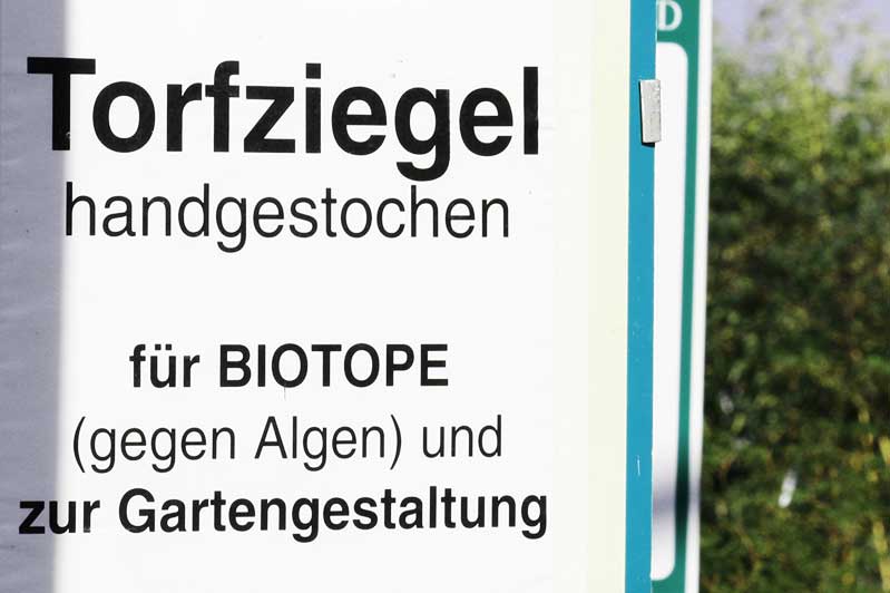 Torf wird leider noch immer in vielen Gartencentern für unterschiedlichste Zwecke angeboten.