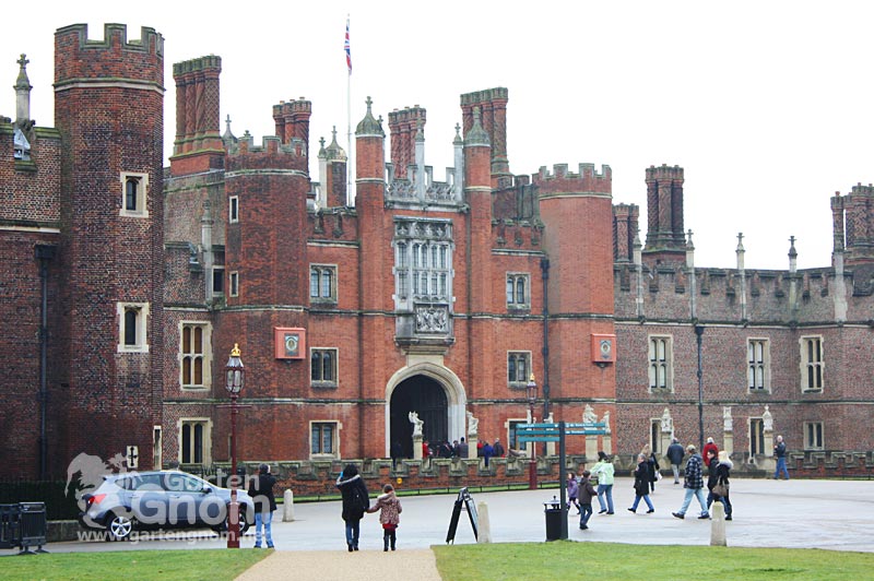 Hampton Court Palace bei London