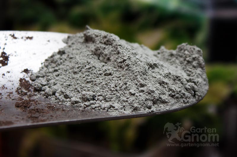 Oft wird bestritten, dass Gesteinsmehl (auch Urgesteinsmehl genannt) ein Dünger ist, doch da das Gesteinsmehl den Mineralstoffgehalt des Bodens aufbessert sehen wir es durchaus als Dünger an.