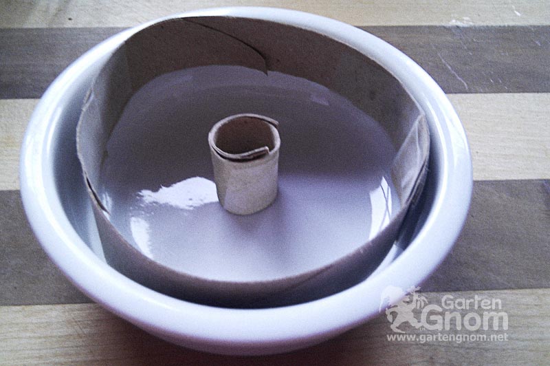 Schritt für Schritt zu eigenen Meisenringen: Mit selbst gebastelten Pappringen lassen sich eigene Meisenringe herstellen.