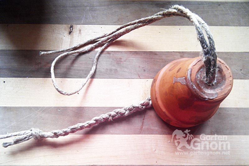 Schritt für Schritt zu eigenen Meisenringen: Futterglocke vorbereiten.