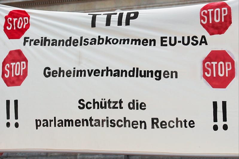 Transparent mit der Aufschrift: TTIP - Stoppt das Freihandelsabkommen EU-USA. Stopp den Geheimverhandlungen. Schützt die parlamentarischen Rechte!