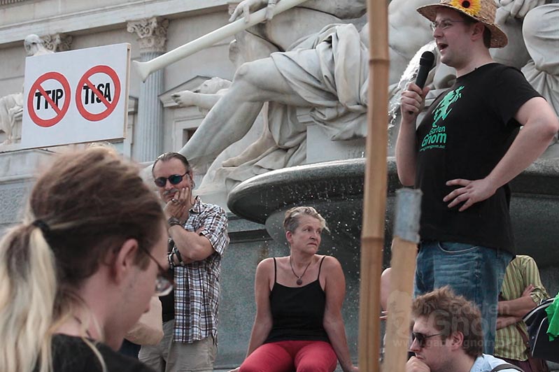 Die GartenGnome vor dem Österreichischen Parlament